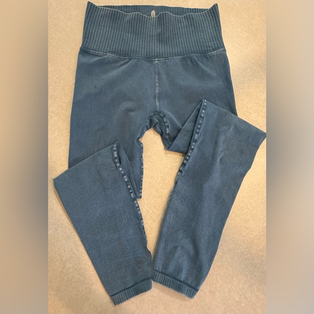 Free People Movement Good Karma Blue Leggings Size M/L NWOT - Picture 4 of 11